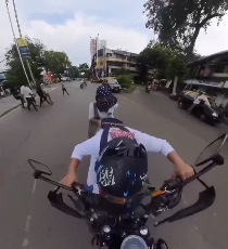 バイク運転中にスカーフ絡まる