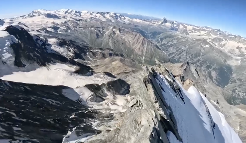 絶景のウイングスーツ飛行