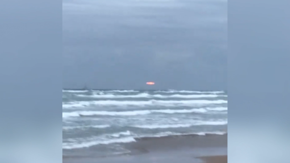 メキシコ湾海上に浮かぶ謎の光る物体