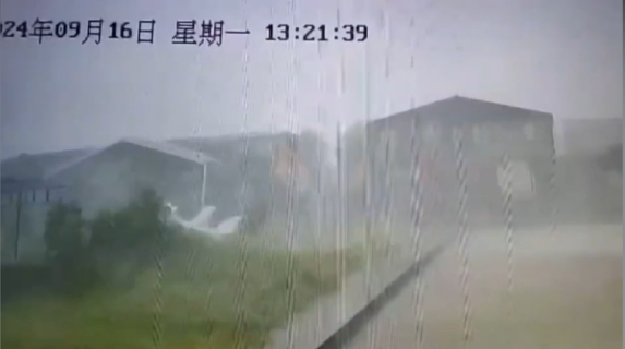 台風で吹き飛ぶ飛行機