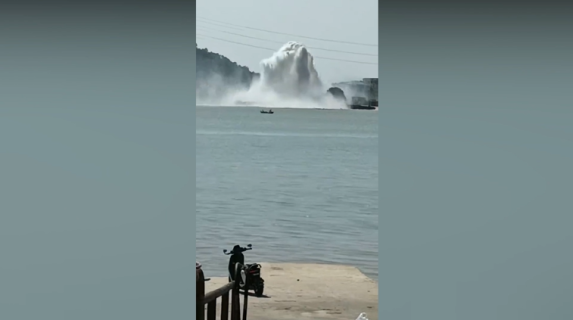 海から噴き上げる巨大な水柱