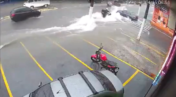 少しでも冠水した道路で転ぶと危険