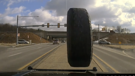 外れたタイヤがパトカー直撃