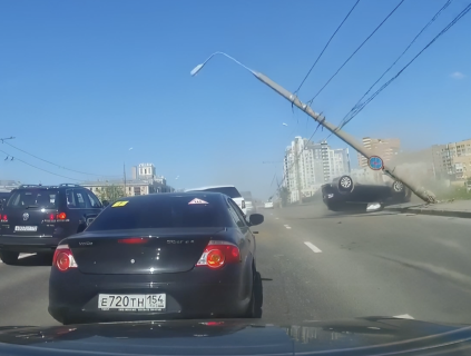 道の真ん中に車が停まってて大クラッシュ