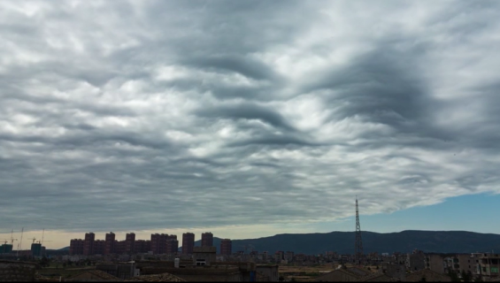 波打つ雲