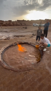 砂漠の泉に謎の火が発生