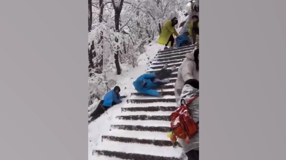 危険すぎる雪山ハイキング