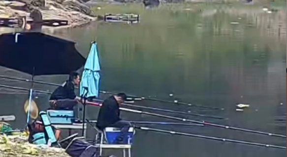 釣り中に居眠りをして湖に転落