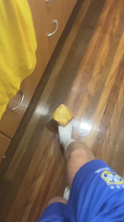 焼きたてのパンをリフティング