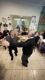 ボトルを乗せて踊る人たち