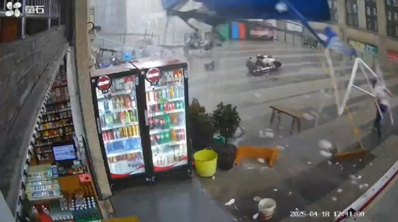 テントを掴んで投げ飛ばされる店主