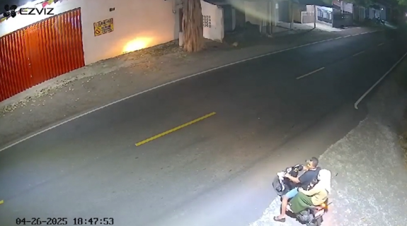 すごいスピードでタイヤがバイクに衝突