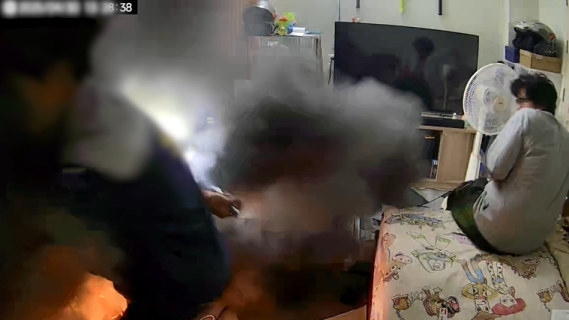 エアコンの修理中にガスボンベが爆発