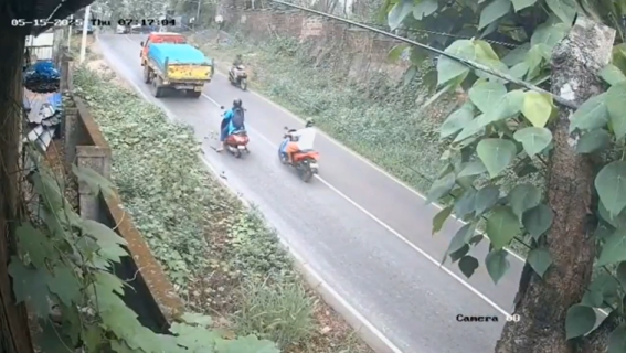 トラックに押しつぶされる寸前のライダー