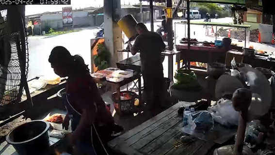 調理中にバイクが衝突