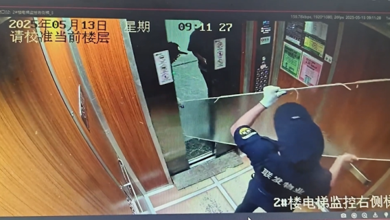 エレベーターにガラス板の搬入失敗