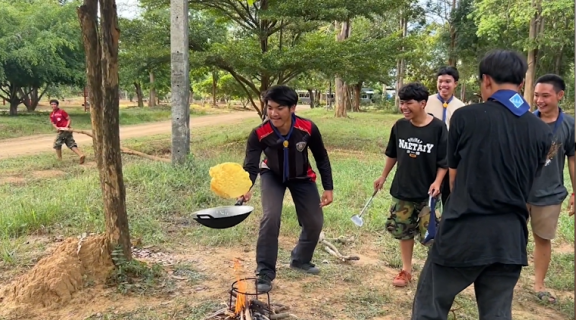 よせばいいのにもう一回卵を裏返す男性