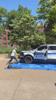車を破壊してストレス解消する学生たち
