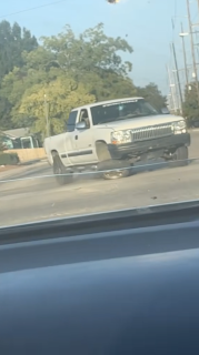 タイヤが変な方向に曲がりながら走行する車