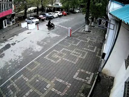 ゲートを無理やり通って転倒するライダー