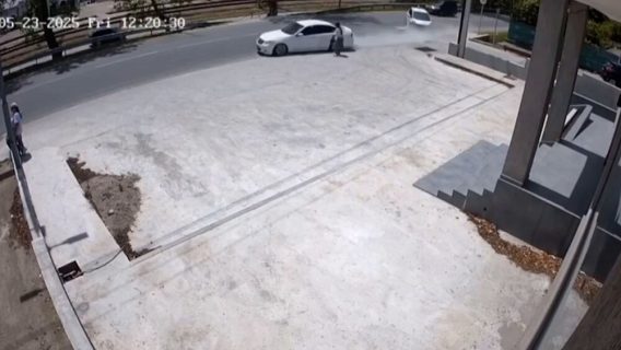 わずかな差で事故を免れる女性