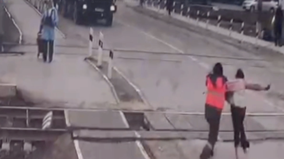 不注意すぎる女性を危機一髪電車事故から救った女性