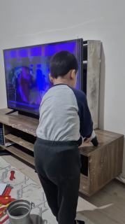 ドリルでテレビ台をボロボロにしちゃった子ども