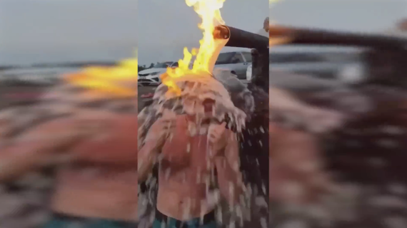 炎のシャワーを浴びる男