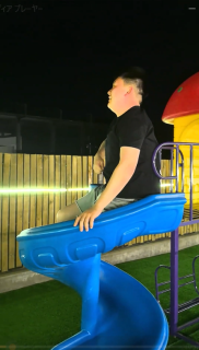子ども用滑り台に挟まったまま転倒する男性
