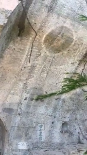 岩肌に映る水面の波紋が神秘的