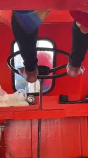 足で舵を取る安全無視の船長