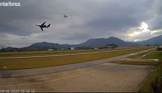 二機が同時に離陸しあわや大惨事