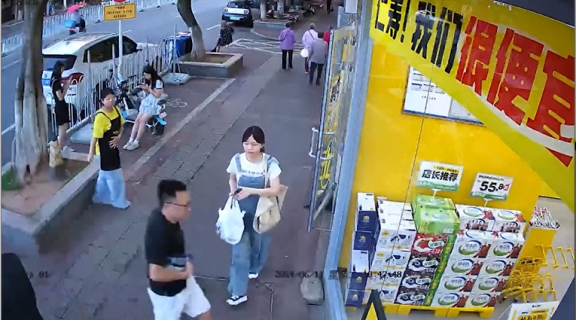 ダッシュしてきた男性がガラスドアに衝突