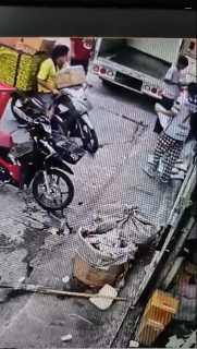 荷物の積み過ぎでひっくり返る配達員