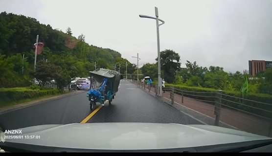 飛び出してきた車との衝突を間一髪で回避