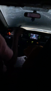 車のボンネットが走行中に開いて前が見えない！