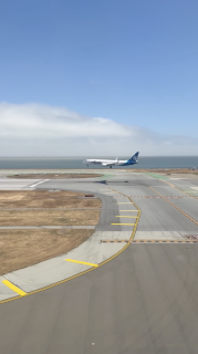 2機の飛行機が同じタイミングで着陸する瞬間