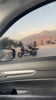 高速道路でバイクの危険運転をする男