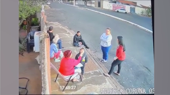 ウィリーに失敗したバイクが一家団欒を襲う