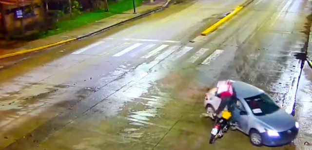 車に衝突後一回転して立ち上がるライダー