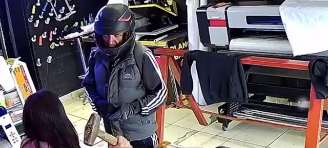 強盗をハンマーで撃退する女性店員