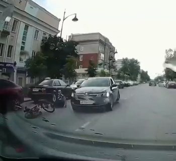 自転車走行中に転倒し轢かれかける男性