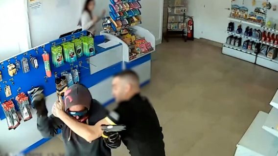 催涙スプレーと連携プレーで強盗を撃退する勇敢な店員