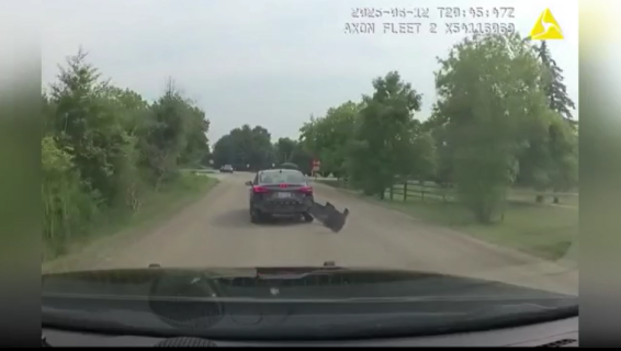 周りの車を巻き込むカーチェイス