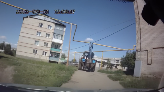 後ろしか見てなかった運転手