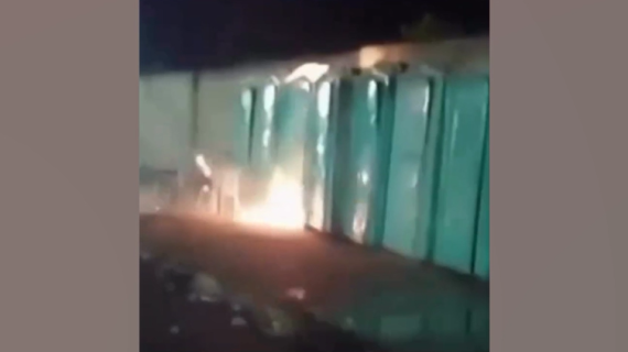 炎が噴き出すトイレから脱出