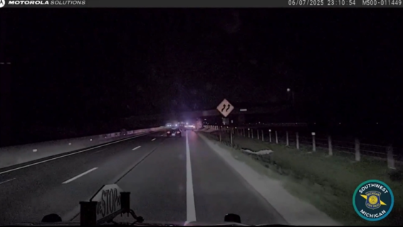 パトカーに車が衝突