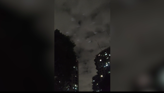 夜空に謎の複数の光体