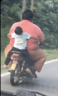巨体に必死にしがみつく子ども