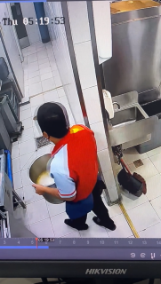 滑ってジュースを自分にぶちまける店員